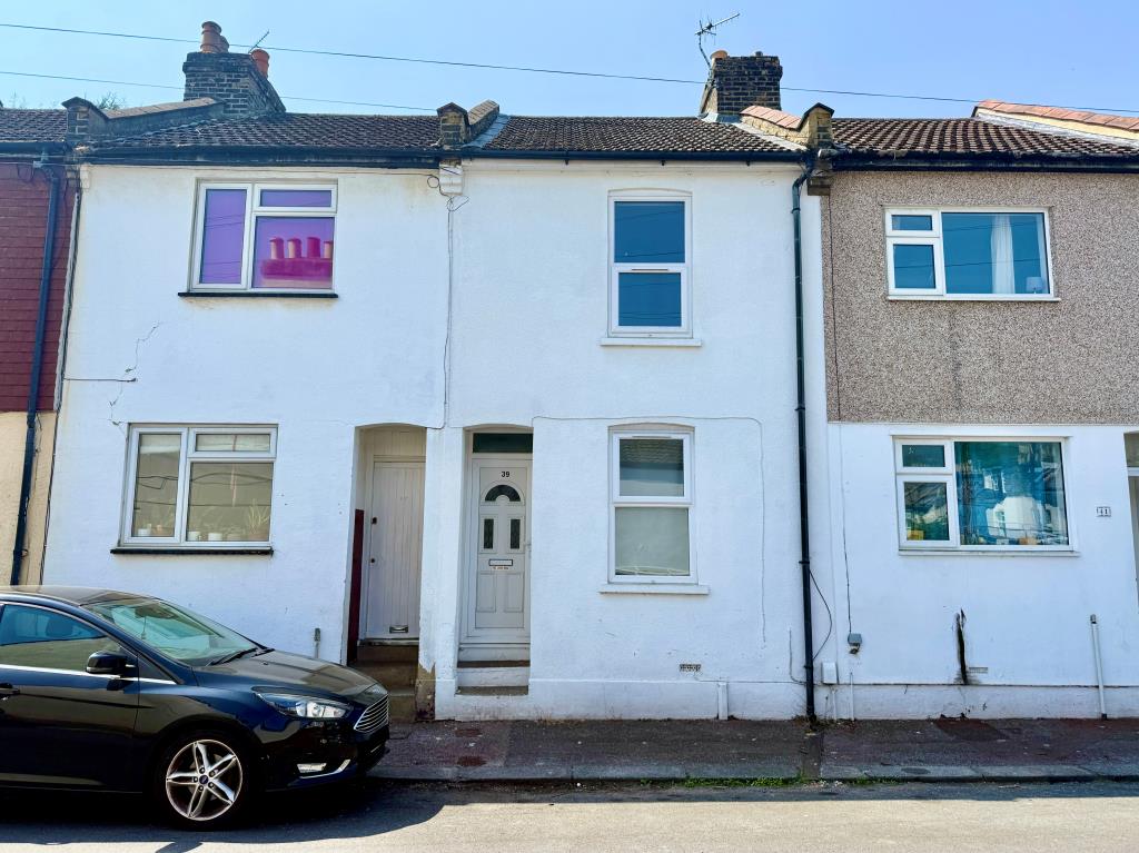 Lot: 79 - TERRACE HOUSE FOR IMPROVEMENT - Mid-terraced house